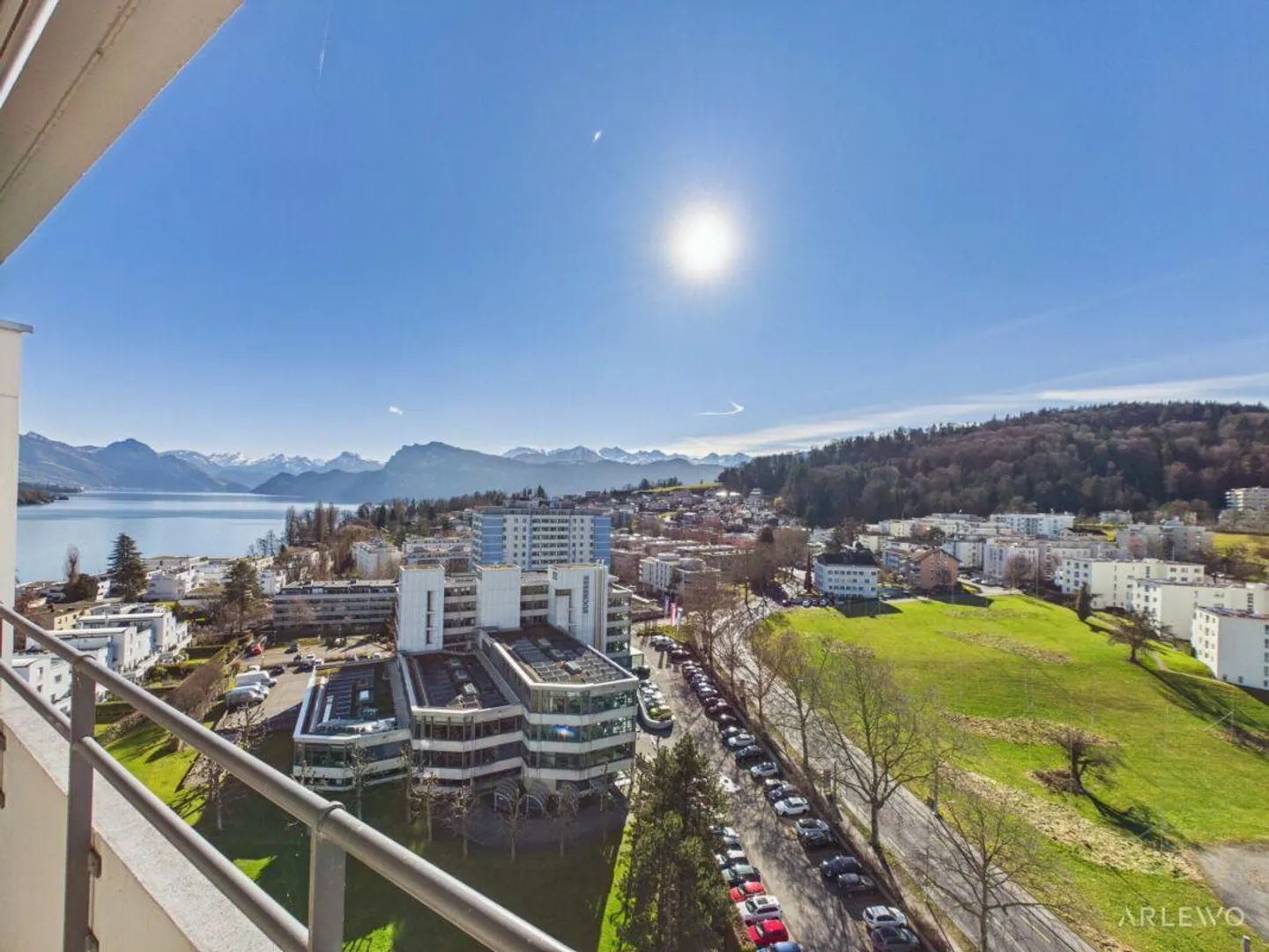 Vivere con vista: 14° piano, lago e montagne a portata di mano - Foto 12 di 13