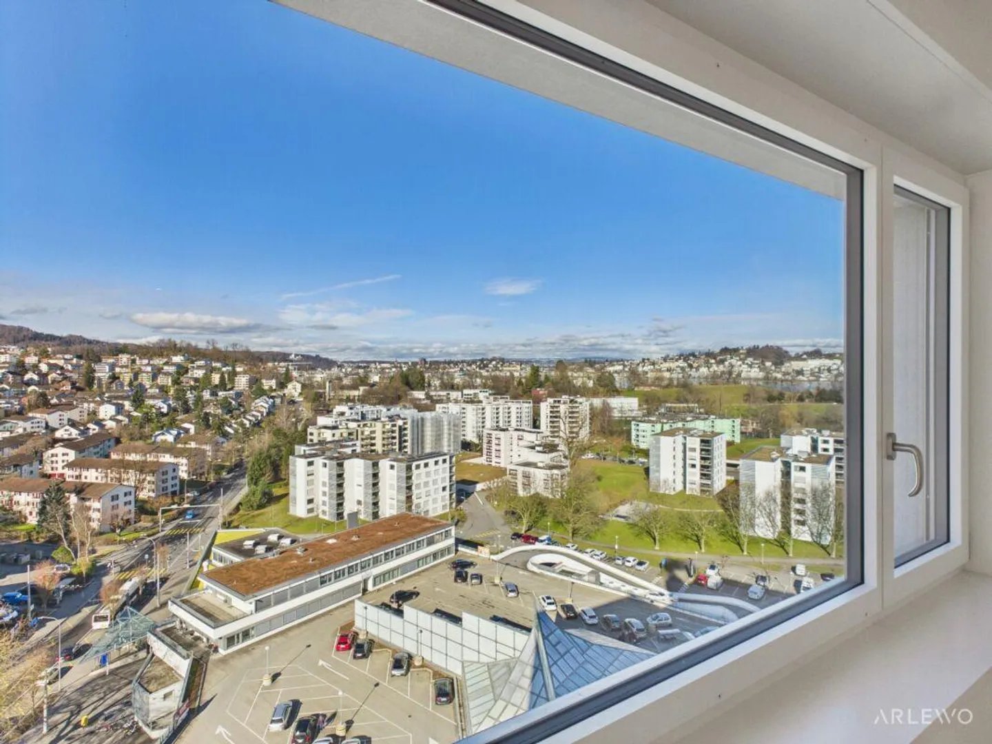 Vivere con vista: 14° piano, lago e montagne a portata di mano - Foto 13 di 13