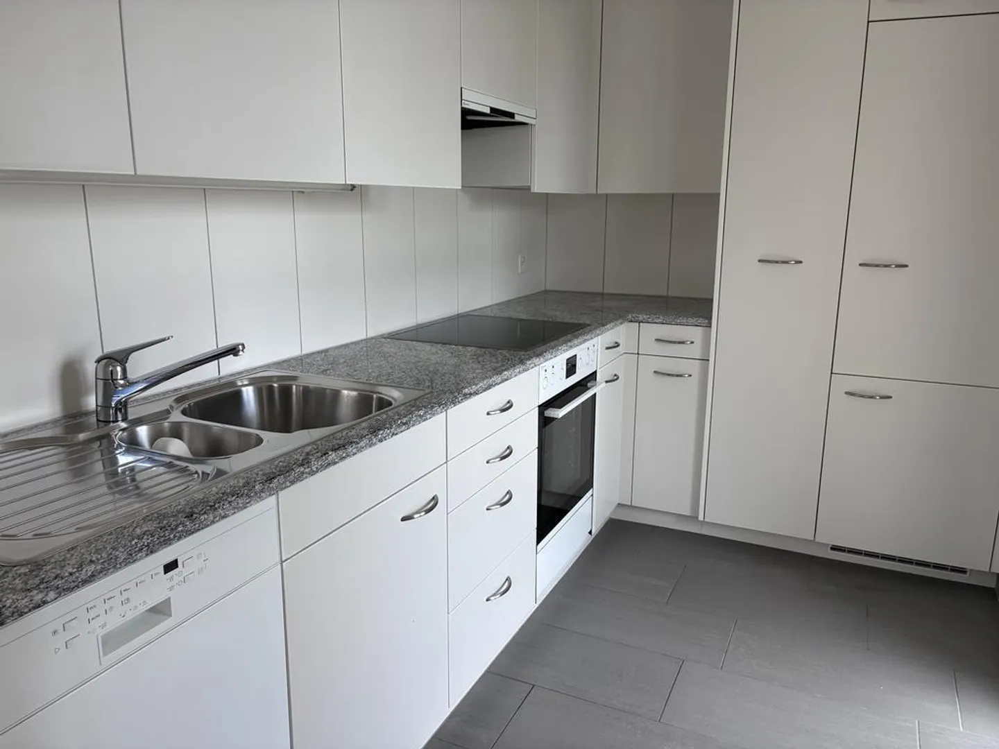 Appartement de 4 1/2 pièces avec 2 salles d'eau et balcon - Photo 2 sur 9