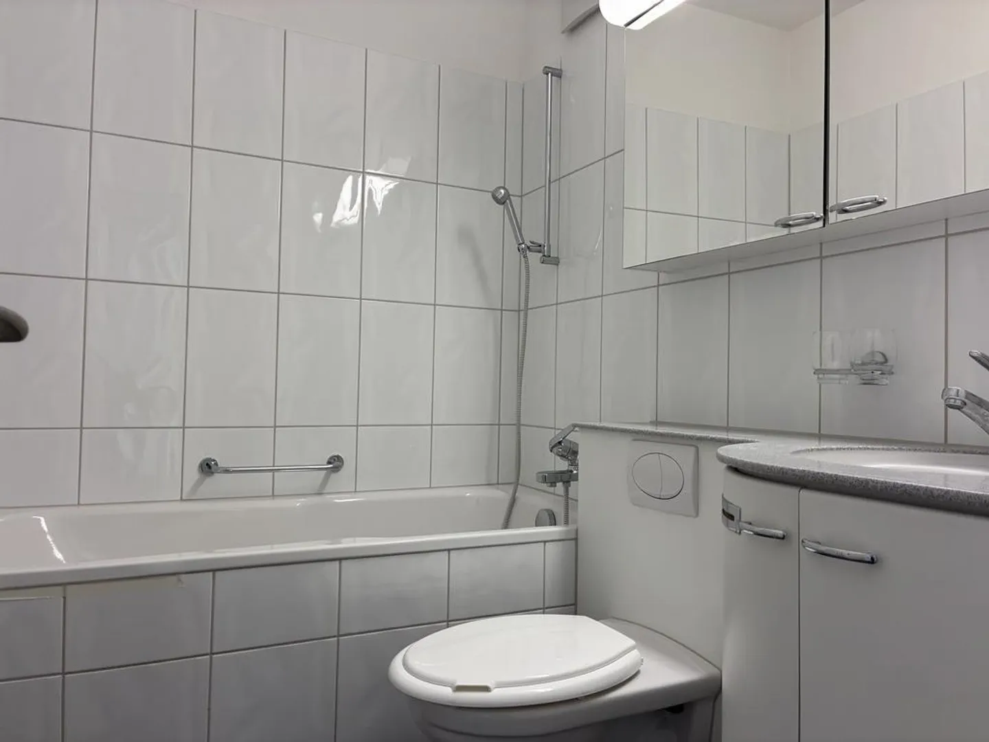 Appartement de 4 1/2 pièces avec 2 salles d'eau et balcon - Photo 3 sur 9