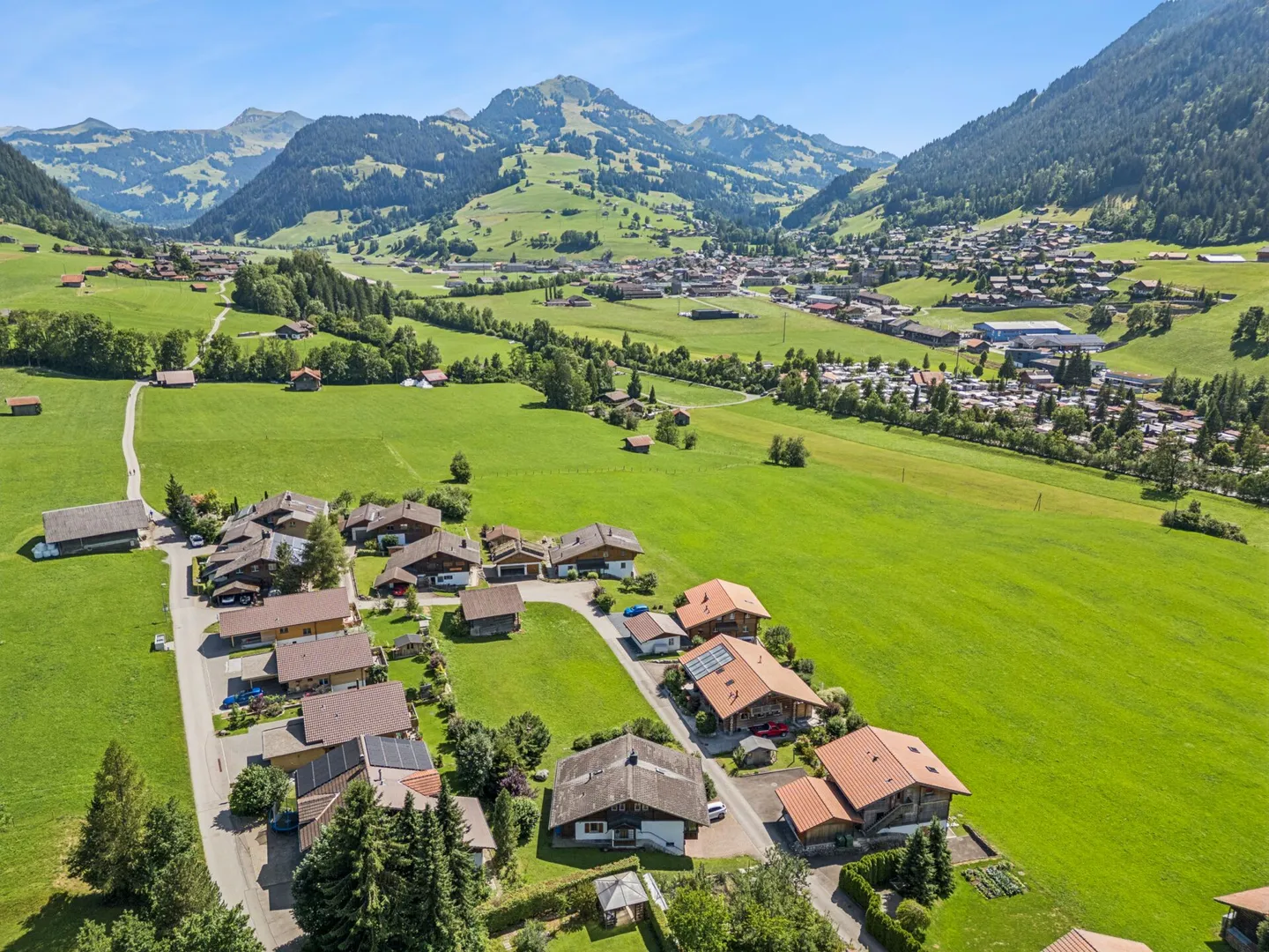 Heimeliges Chalet mit Baulandparzelle - Ihr Rückzugsort mit Perspektive - Foto 2 von 13
