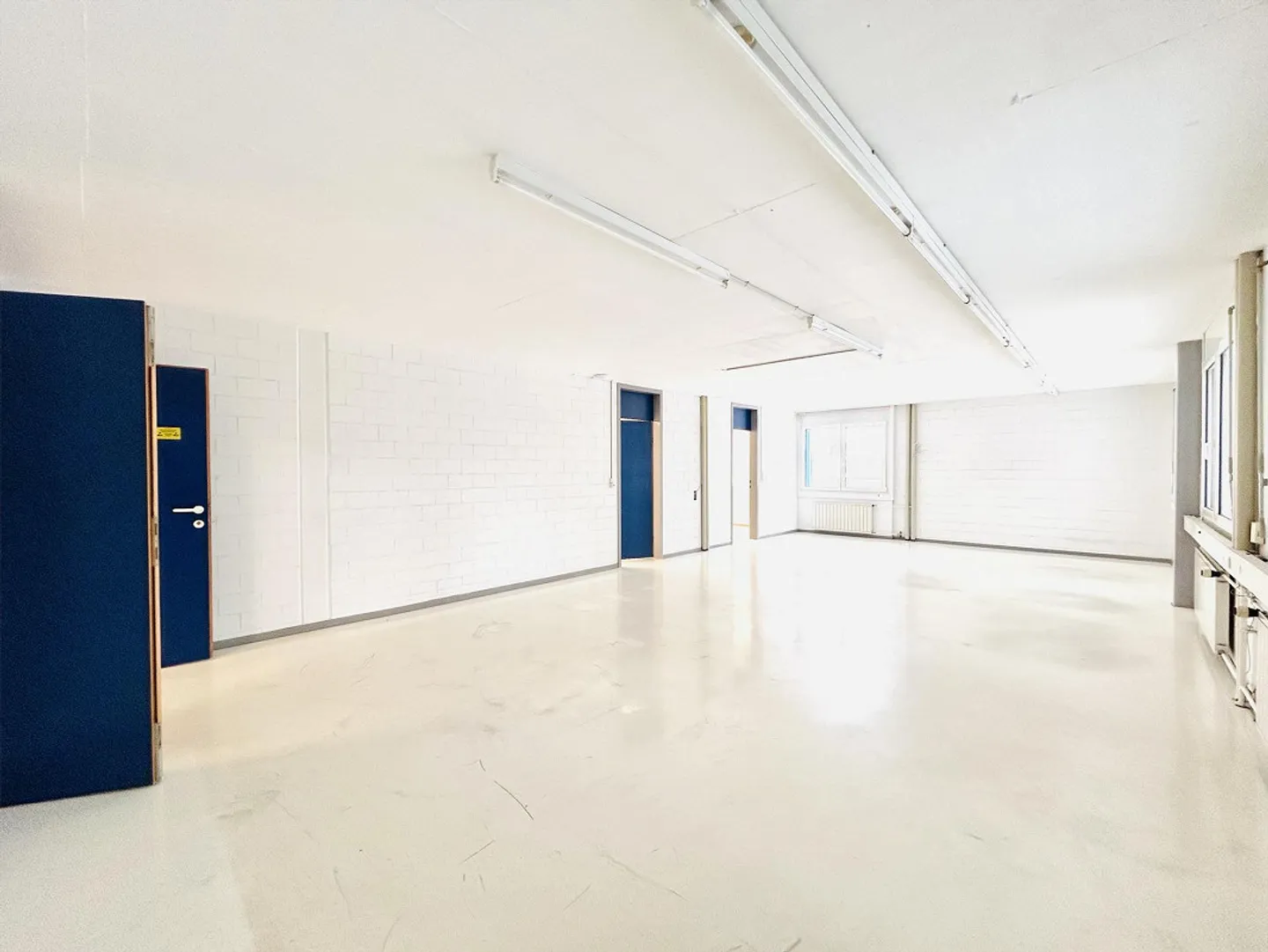 Vielseitiges Gewerbegebäude - Foto 1 von 21