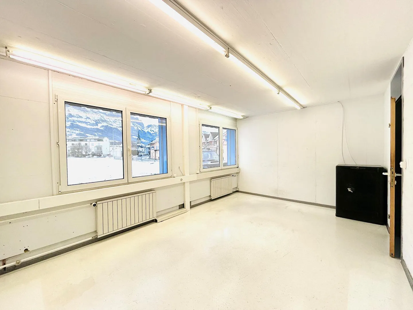 Vielseitiges Gewerbegebäude - Foto 2 von 21