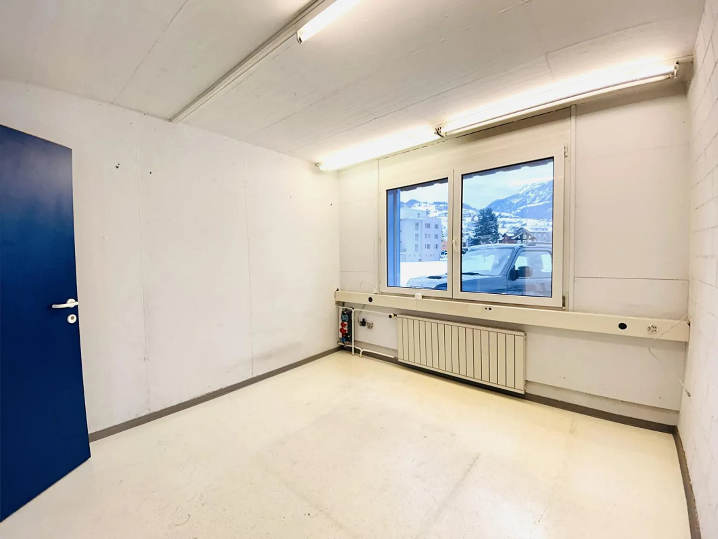 Vielseitiges Gewerbegebäude - Foto 3 von 21
