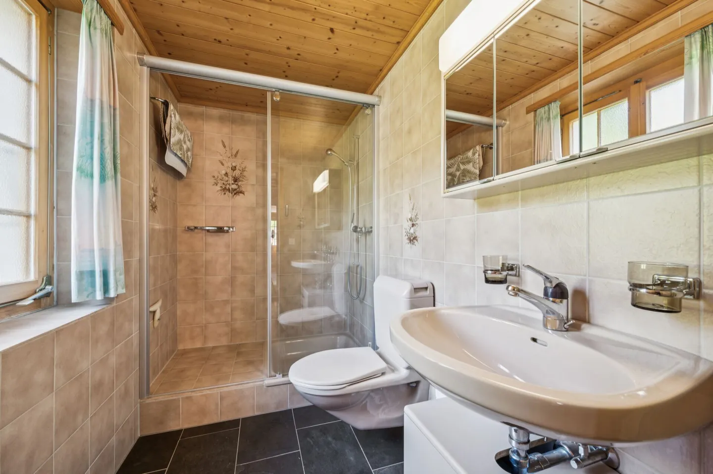 Heimeliges Chalet mit Baulandparzelle - Ihr Rückzugsort mit Perspektive - Foto 8 von 13