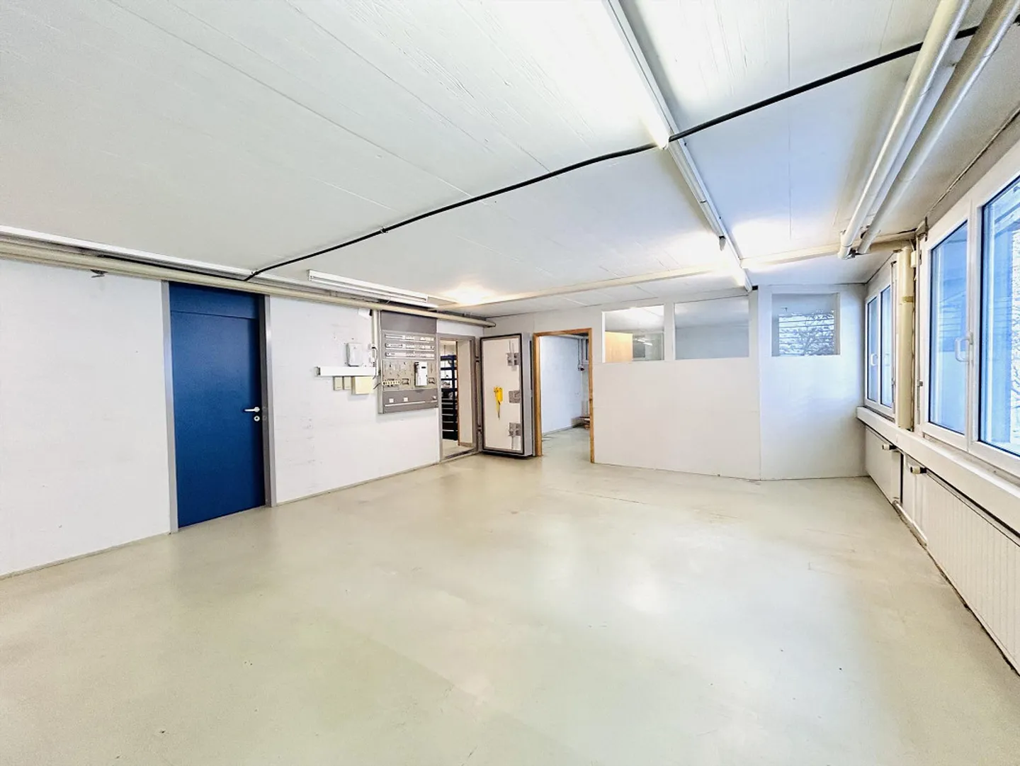 Vielseitiges Gewerbegebäude - Foto 12 von 21