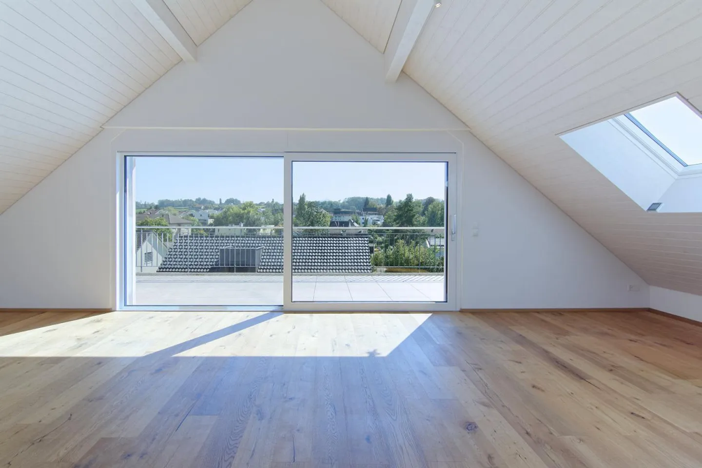 3.5-room attic apartment with beautiful panoramic view - Photo 2 of 8