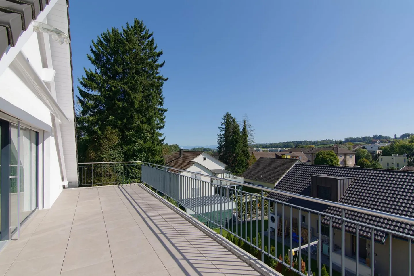 3.5-room attic apartment with beautiful panoramic view - Photo 3 of 8