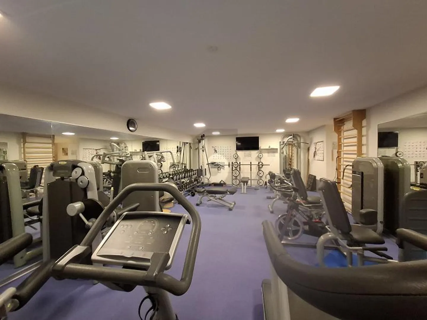 PFLEGE- ODER FITNESS- UND WELLNESS-CENTER - Foto 1 von 6