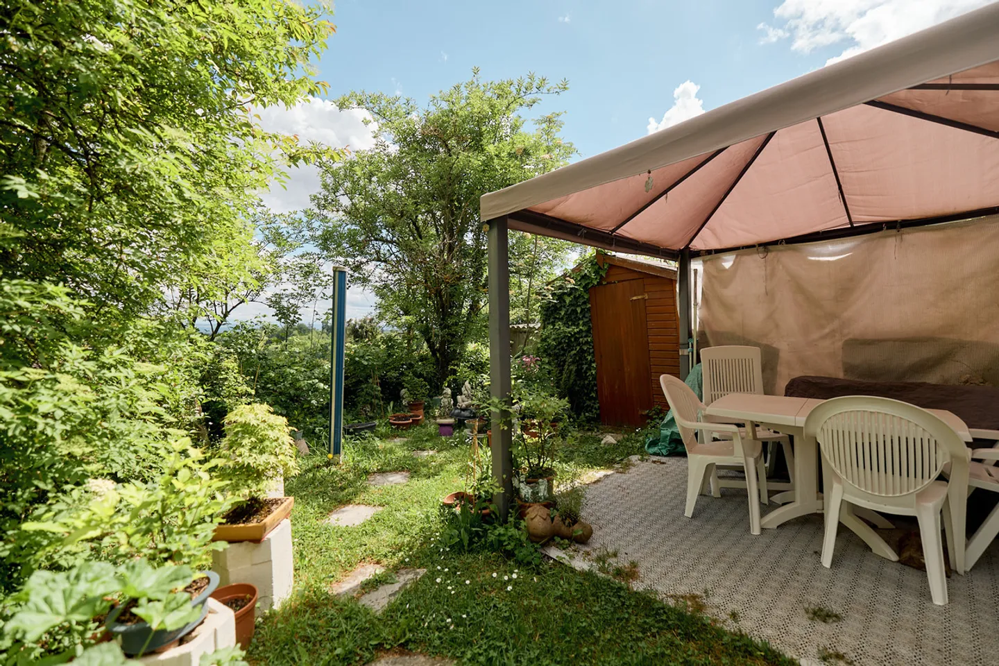 CASA UNIFAMILIARE ACCOGLIENTE CON IDILLO GIARDINO IN DIRITTO DI COSTRUZIONE - Foto 8 di 11