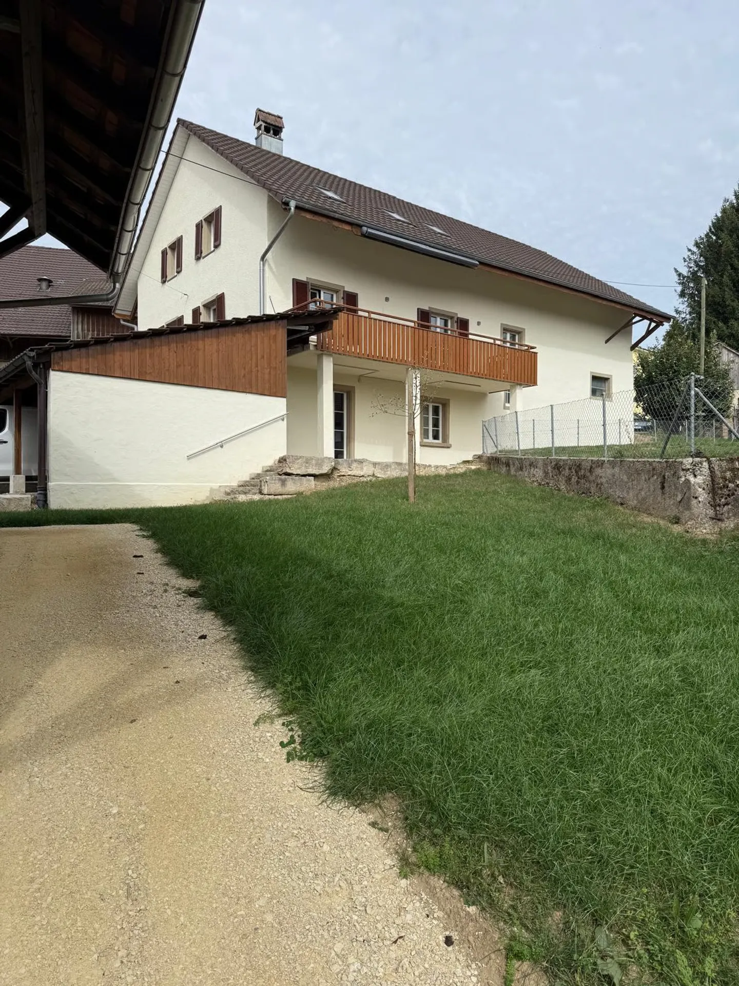 Oggetto per appassionati: Casa unifamiliare ristrutturata con giardino e annessi versatili - Foto 3 di 16