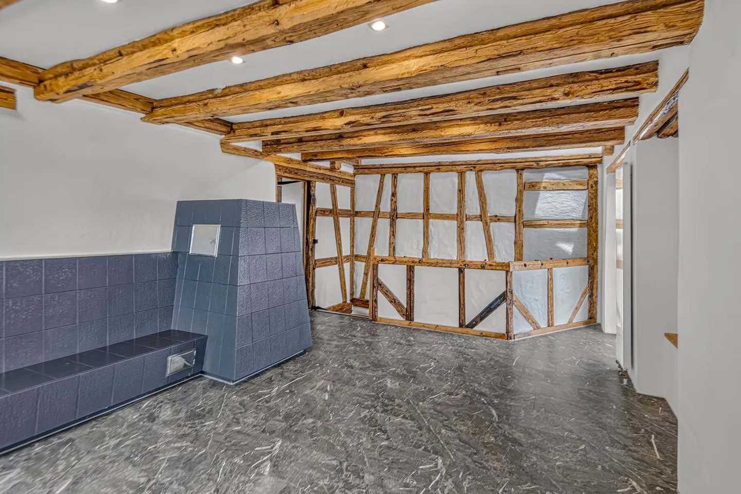 Oggetto per appassionati: Casa unifamiliare ristrutturata con giardino e annessi versatili - Foto 13 di 16