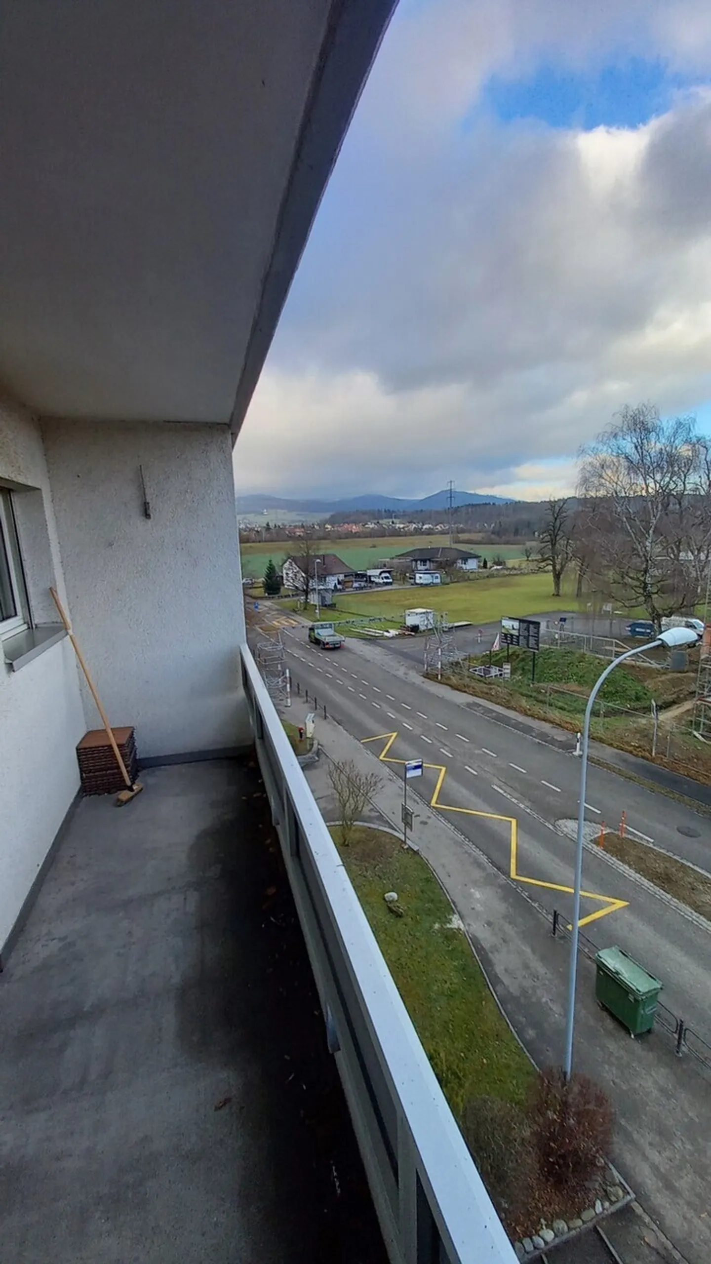 Renovated bright single apartment with balcony - Photo 3 of 3