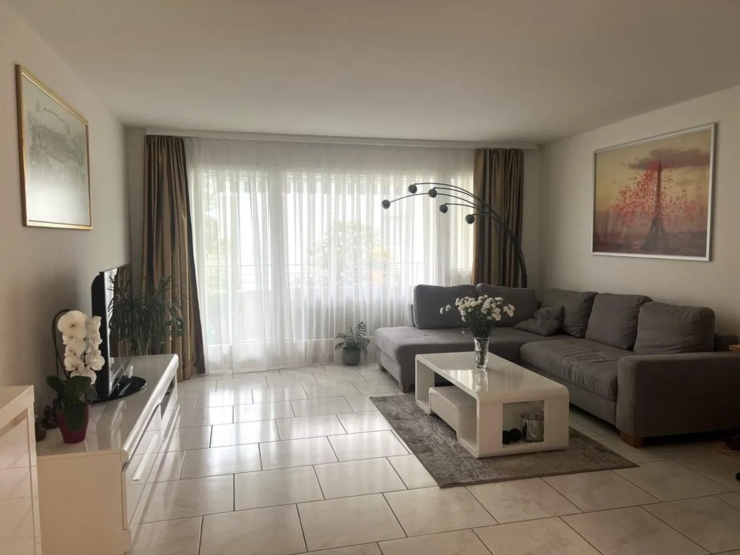 Elegant apartment in elevated location. - Photo 2 of 7