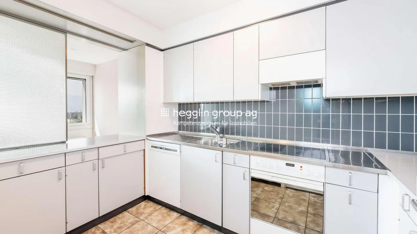 Penthouse with amazing view and potential - Photo 10 of 13