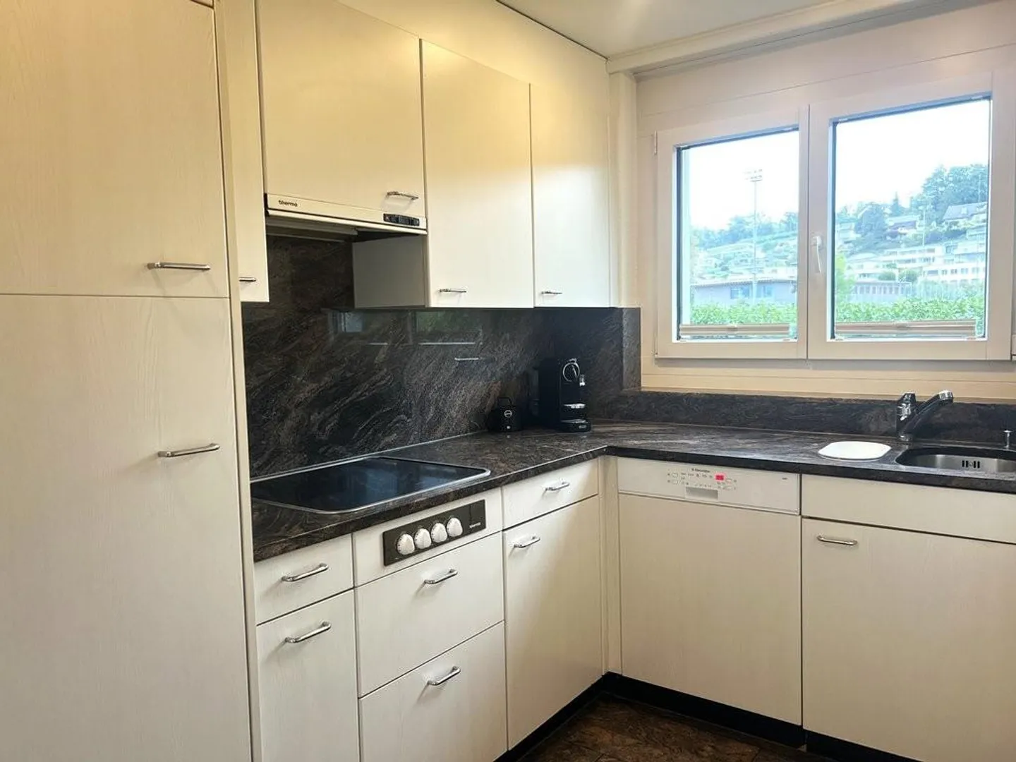 Elegant apartment in elevated location. - Photo 4 of 7