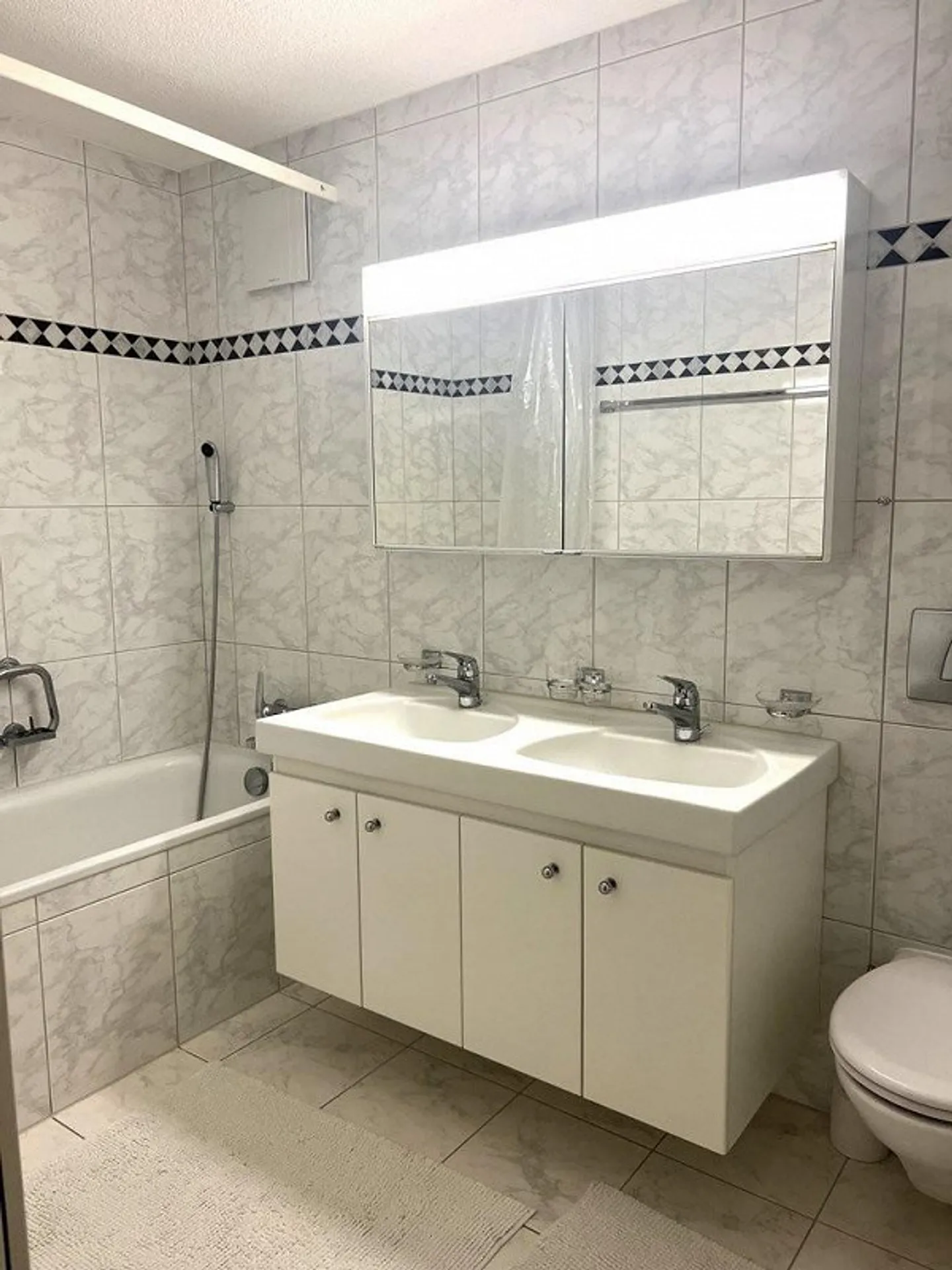 Elegant apartment in elevated location. - Photo 6 of 7