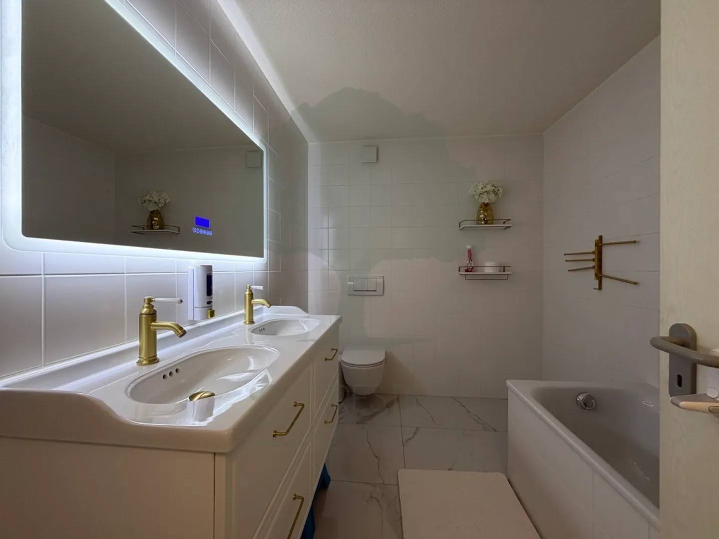 Magnificent renovated 5.5-room apartment with terrace and view - Photo 26 of 50