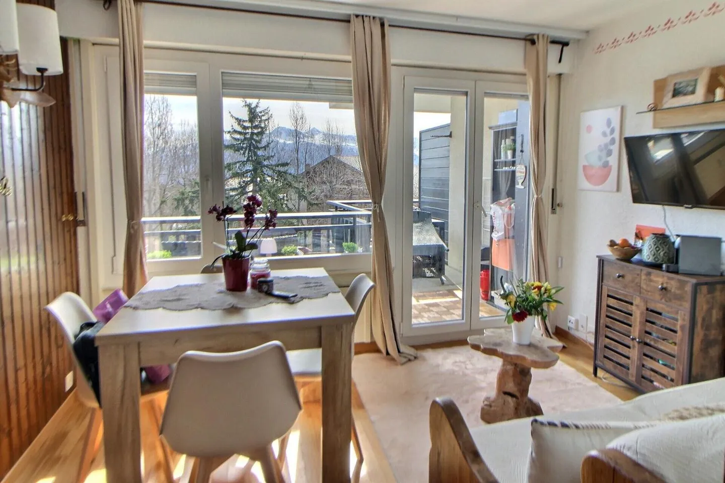 Charming 2.5-room apartment with south-facing balcony in the heart of Crans-Montana - Photo 1 of 4