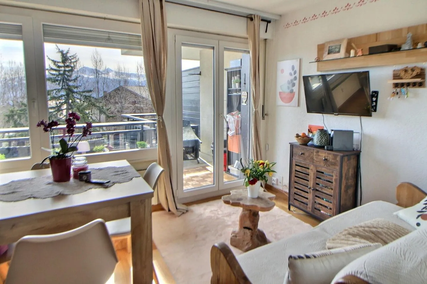 Charming 2.5-room apartment with south-facing balcony in the heart of Crans-Montana - Photo 2 of 4