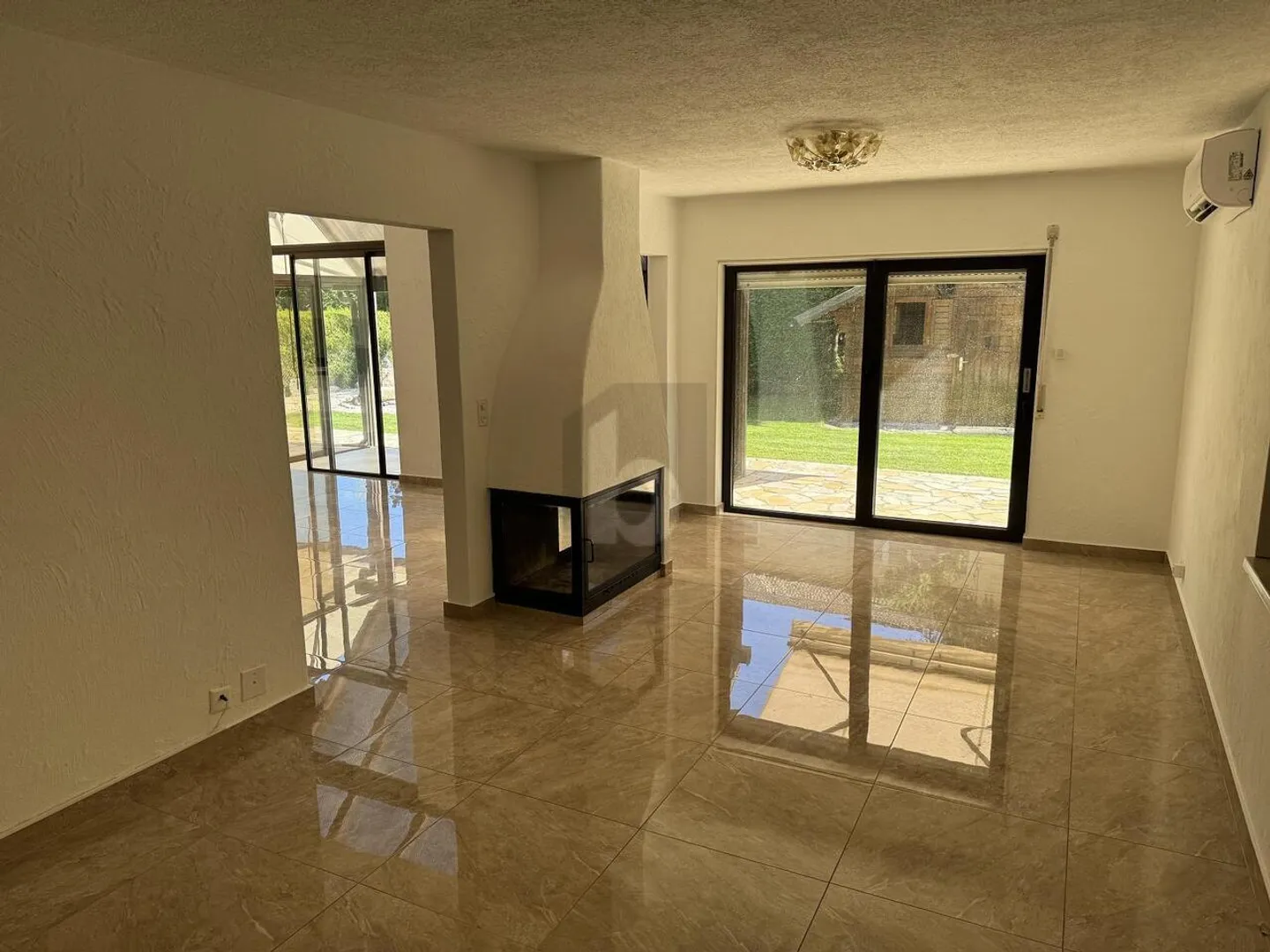 Luminous and Refined Ecrin in the Midst of the Vineyards - Photo 3 of 6