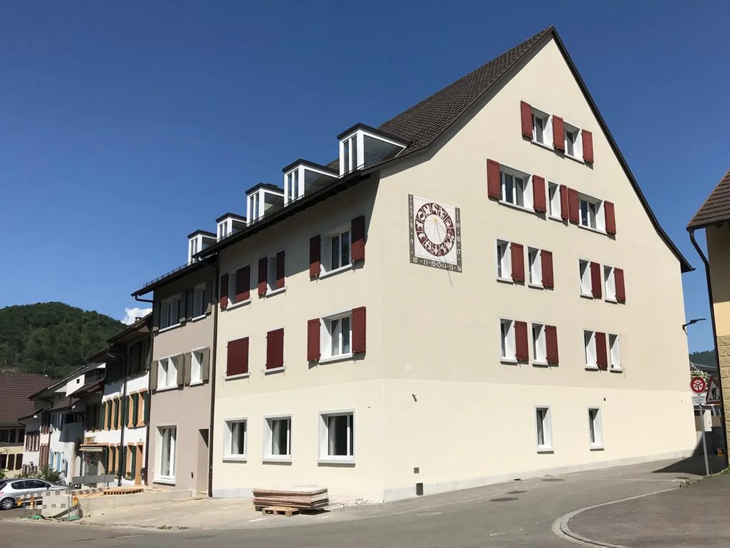 Appartamento ristrutturato di 3,5 locali nel centro del villaggio di Itingen in affitto - Foto 1 di 6