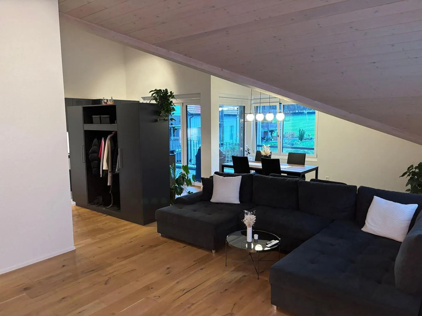Modern penthouse apartment with a view of greenery - Photo 4 of 11