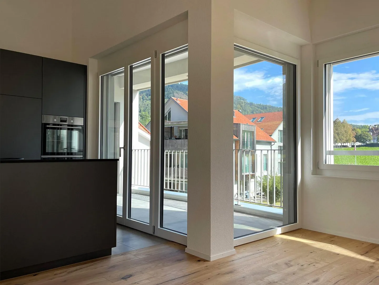 Modern penthouse apartment with a view of greenery - Photo 9 of 11