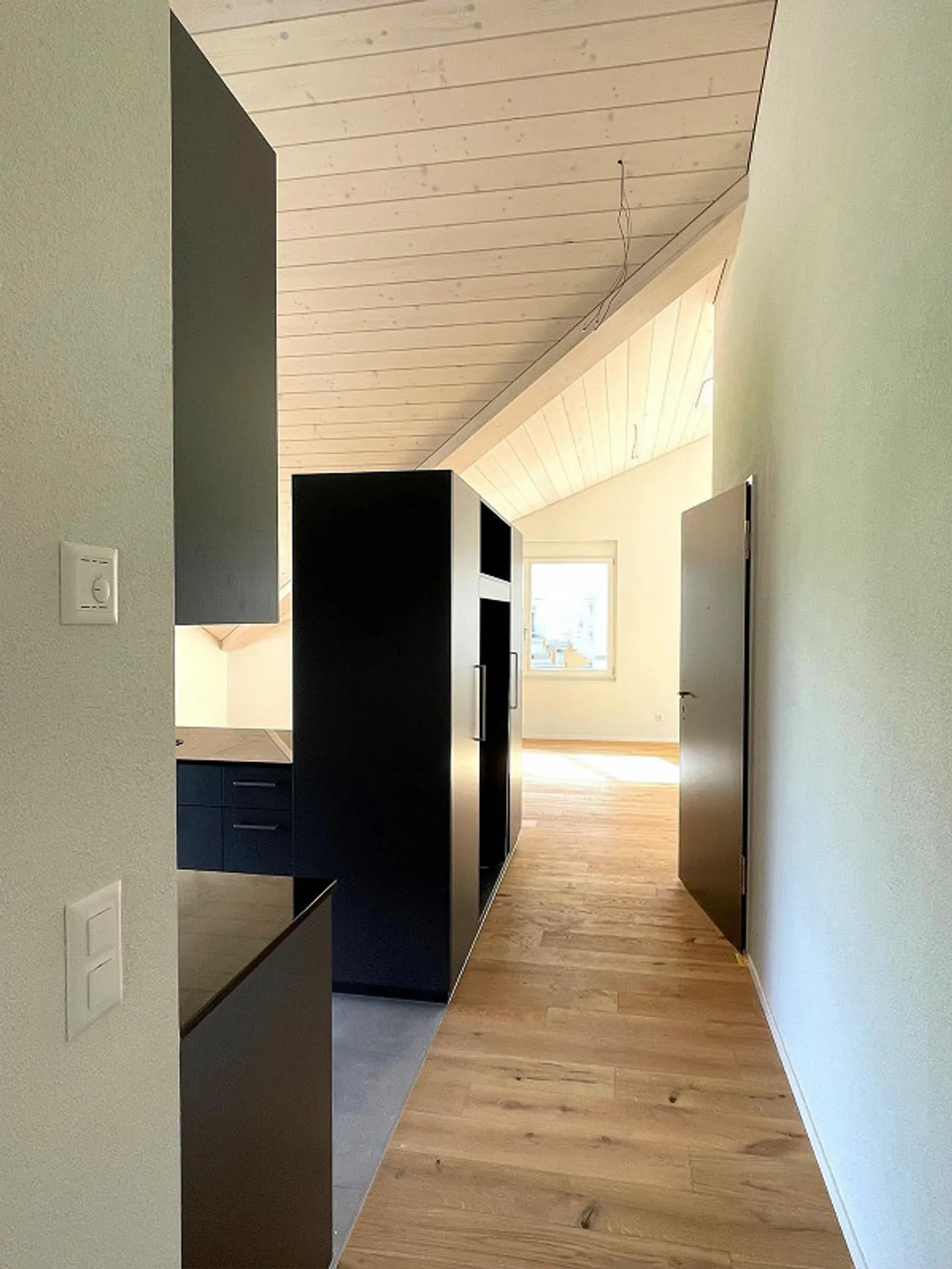Modern penthouse apartment with a view of greenery - Photo 10 of 11