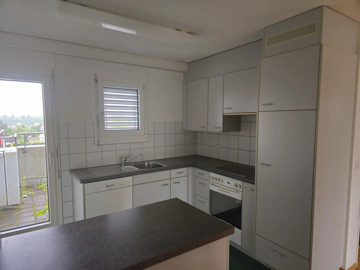 Bright 2.5-room attic apartment at Langenthal train station - Photo 2 of 8