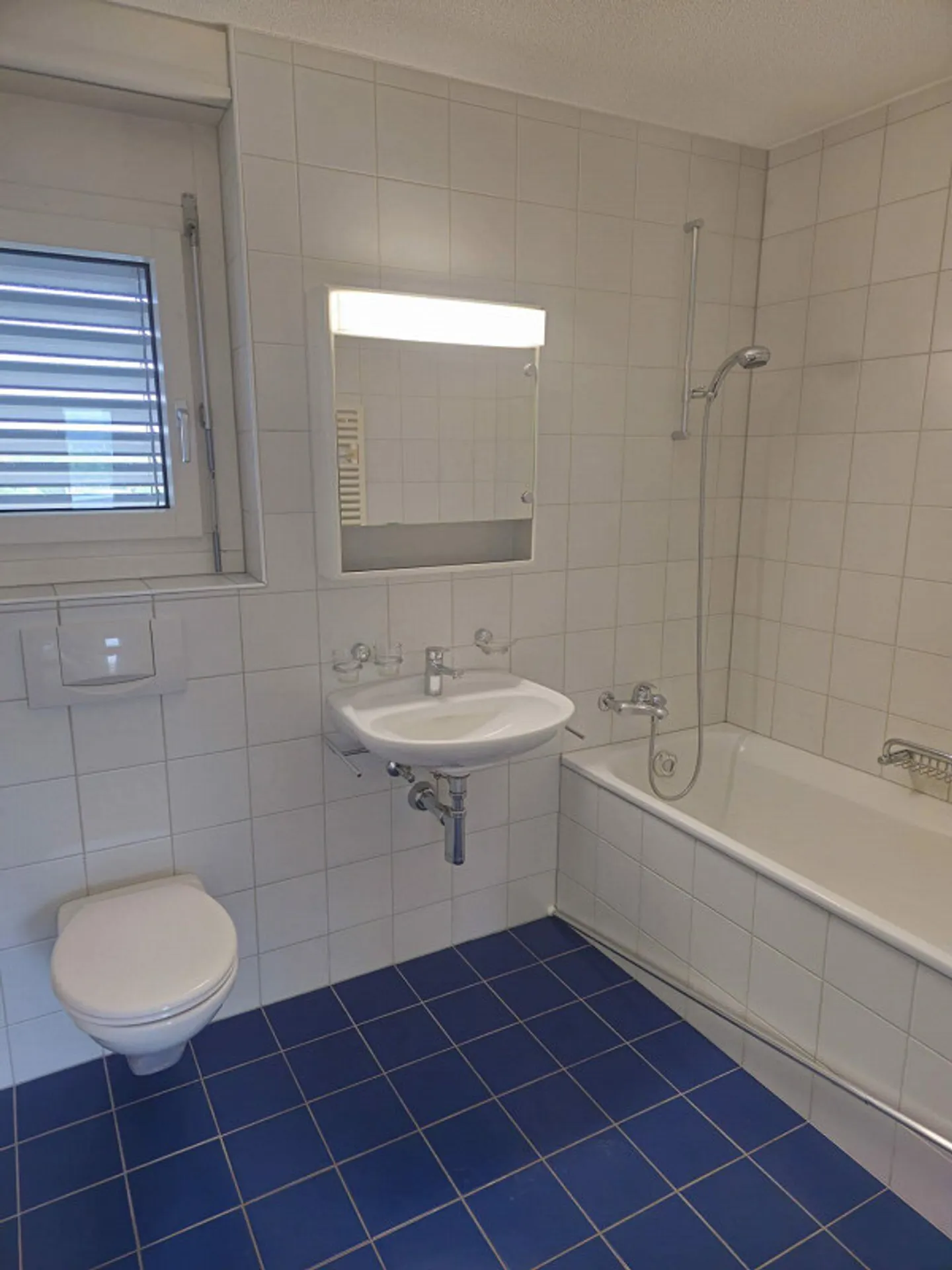 Bright 2.5-room attic apartment at Langenthal train station - Photo 3 of 8