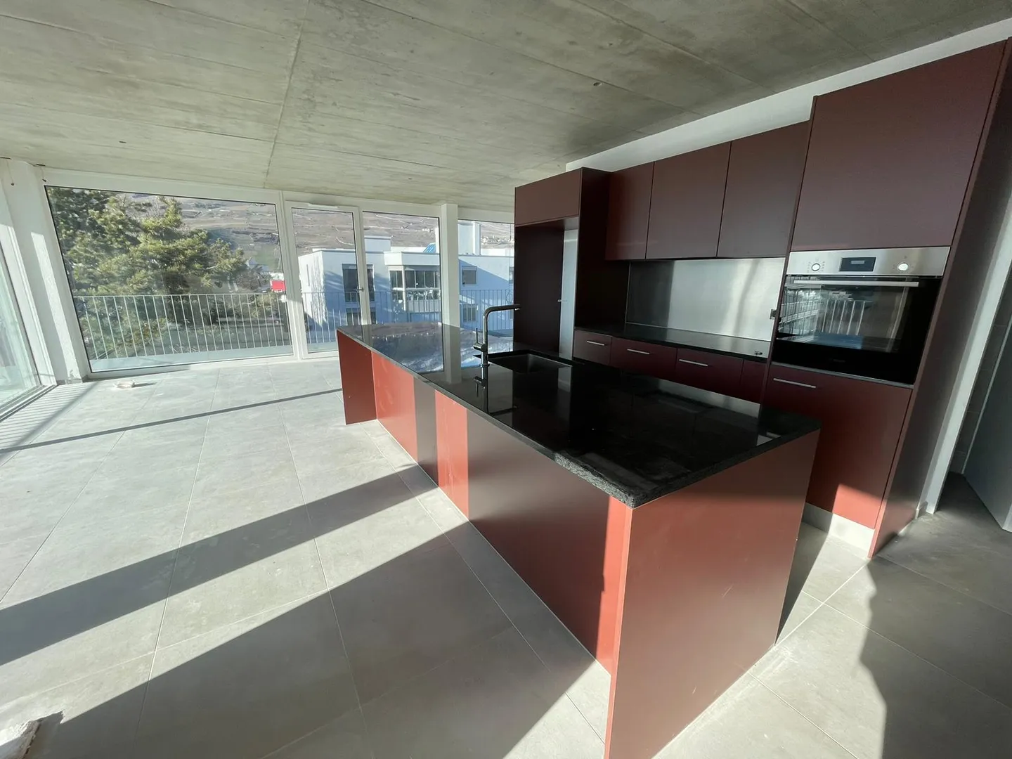 Spazioso attico nuovo con grande balcone - Foto 3 di 15