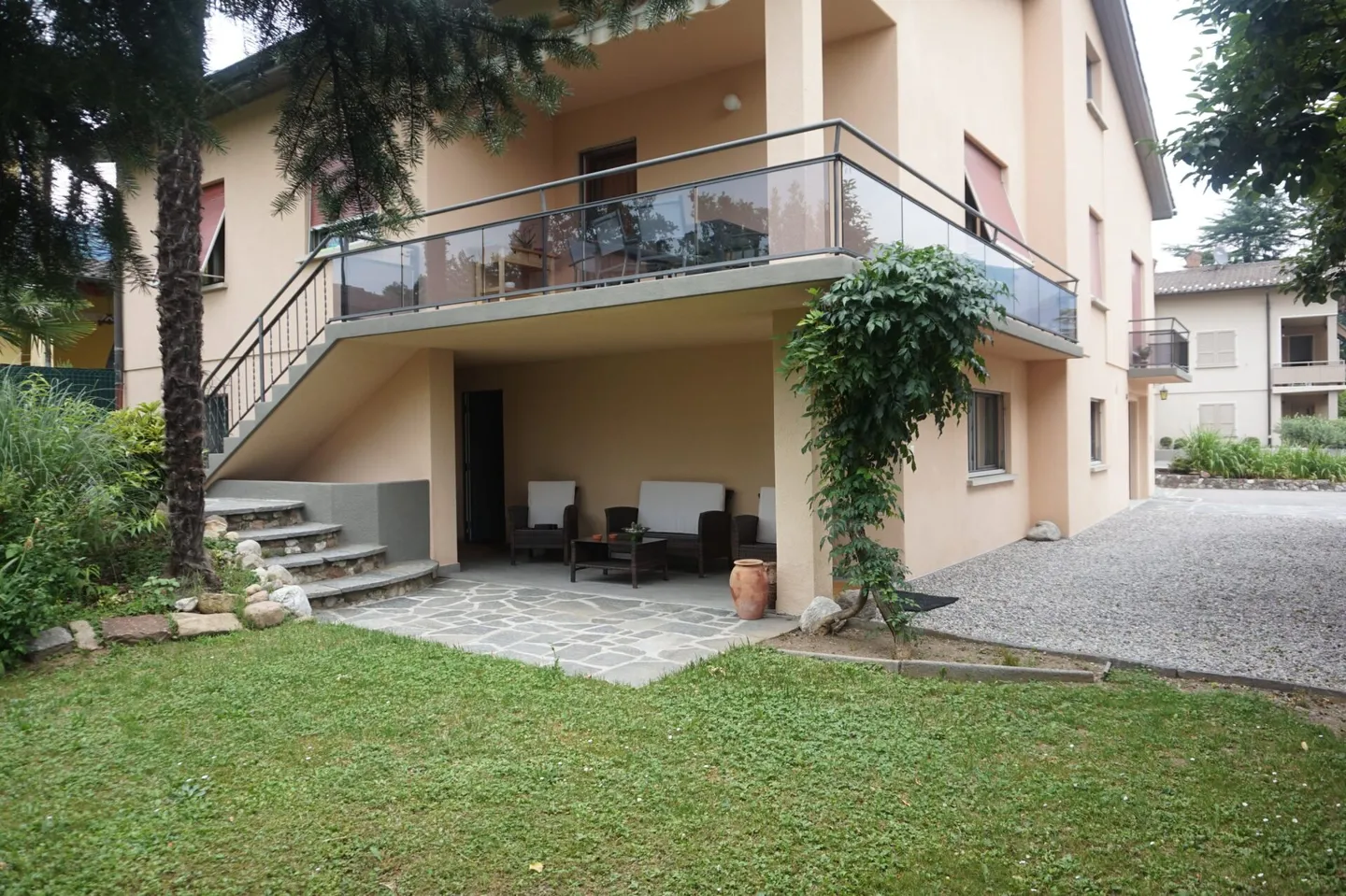2.5 Room Furnished Apartment with Beautiful Garden - Photo 2 of 2