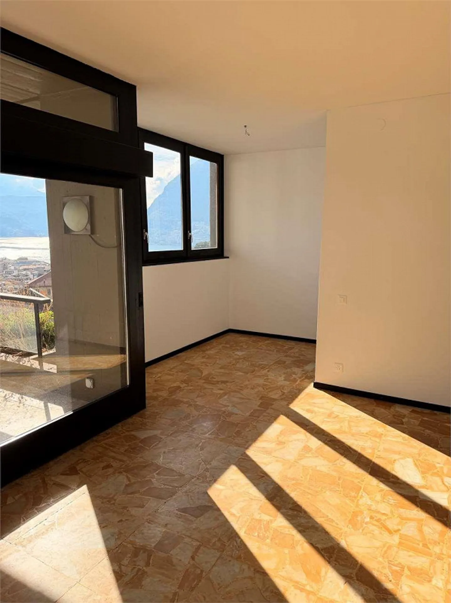 Apartment with 3.5 rooms and panoramic lake view - Photo 2 of 5