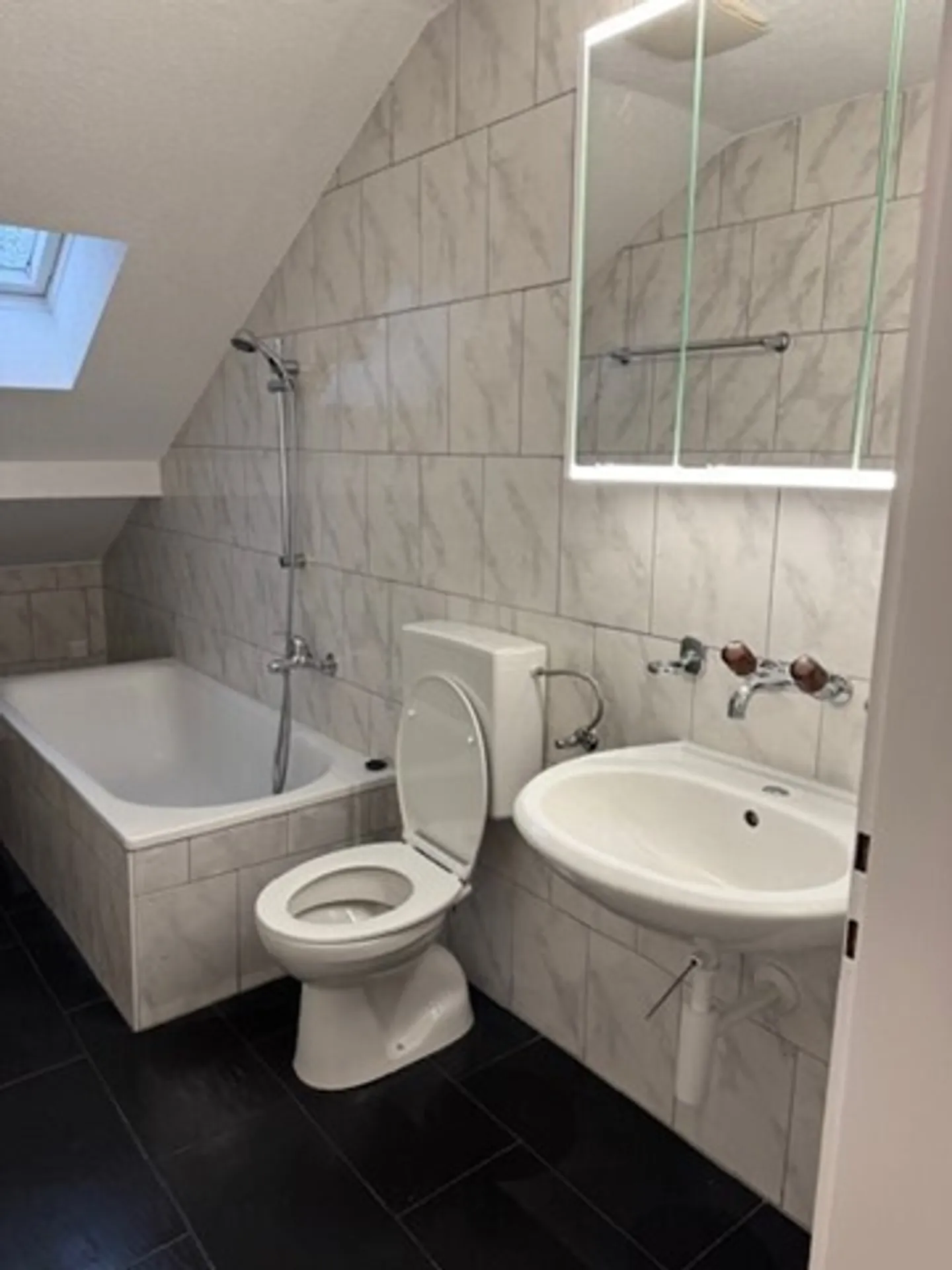 Chic and Cozy ATTIC APARTMENT! - Photo 6 of 6