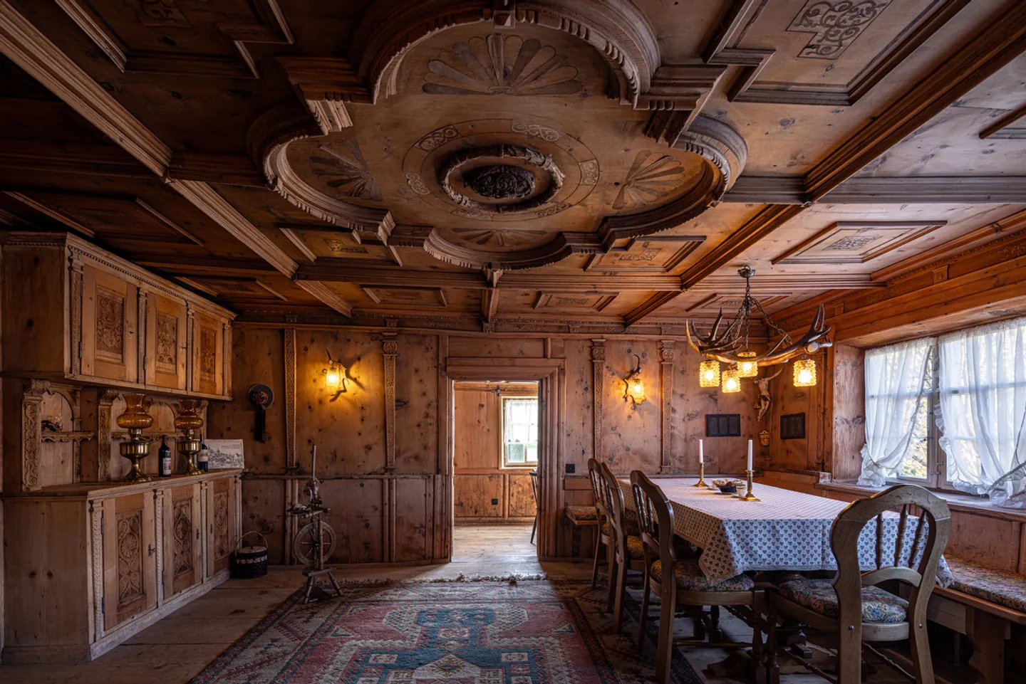 Majestic and generous in a sunny location - Photo 5 of 13