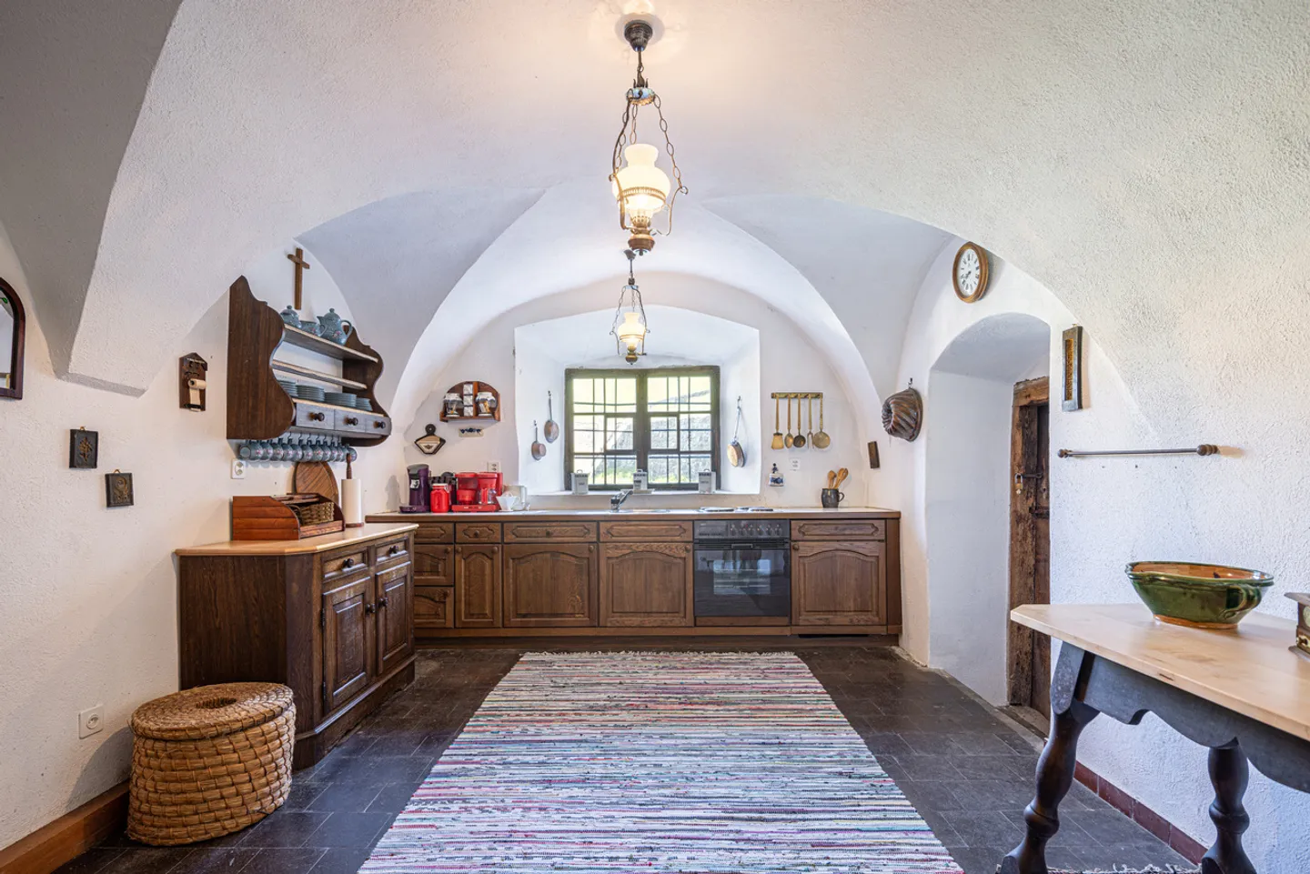 Majestic and generous in a sunny location - Photo 6 of 13