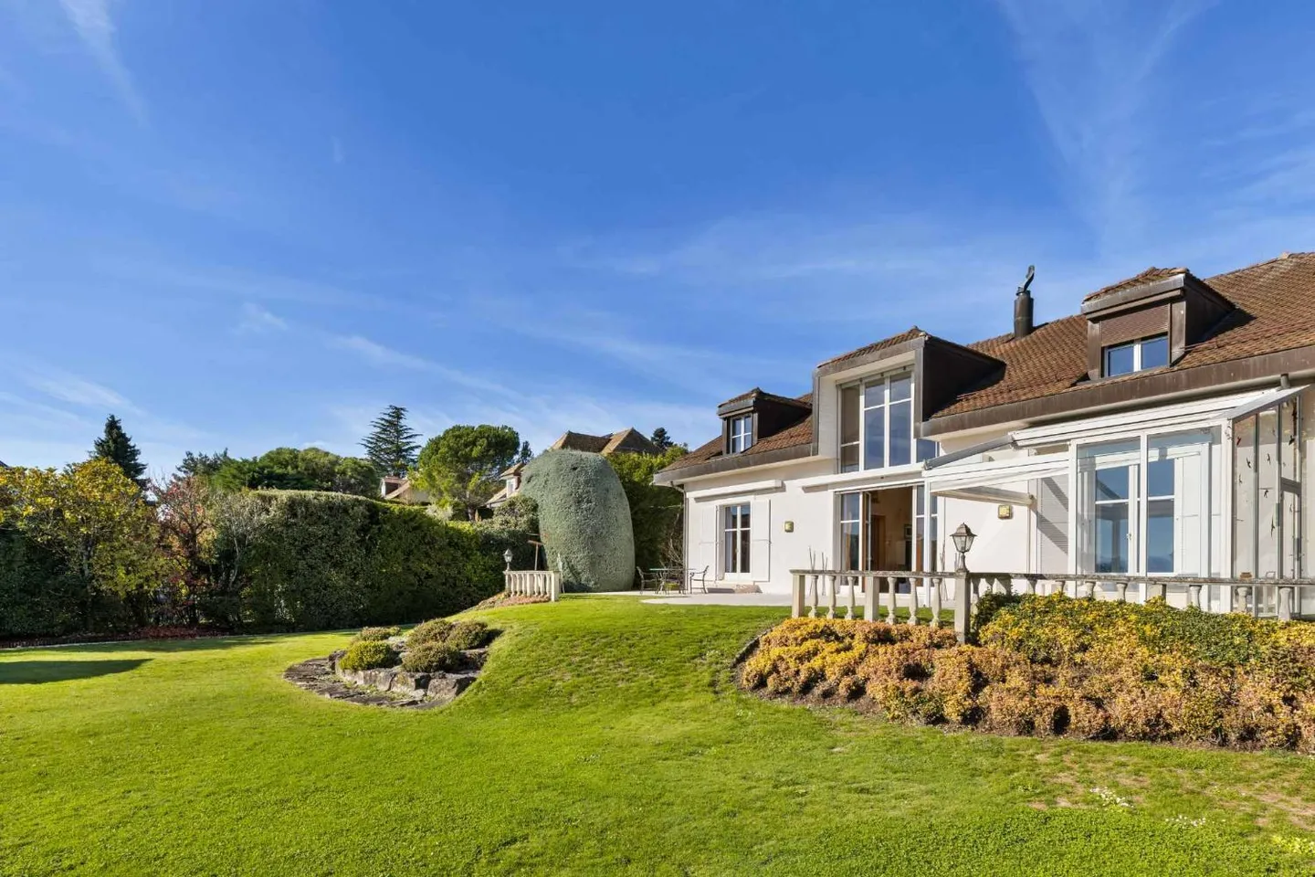 Elegante Villa mit Panorama über den Genfersee und die Alpen - Foto 1 von 13
