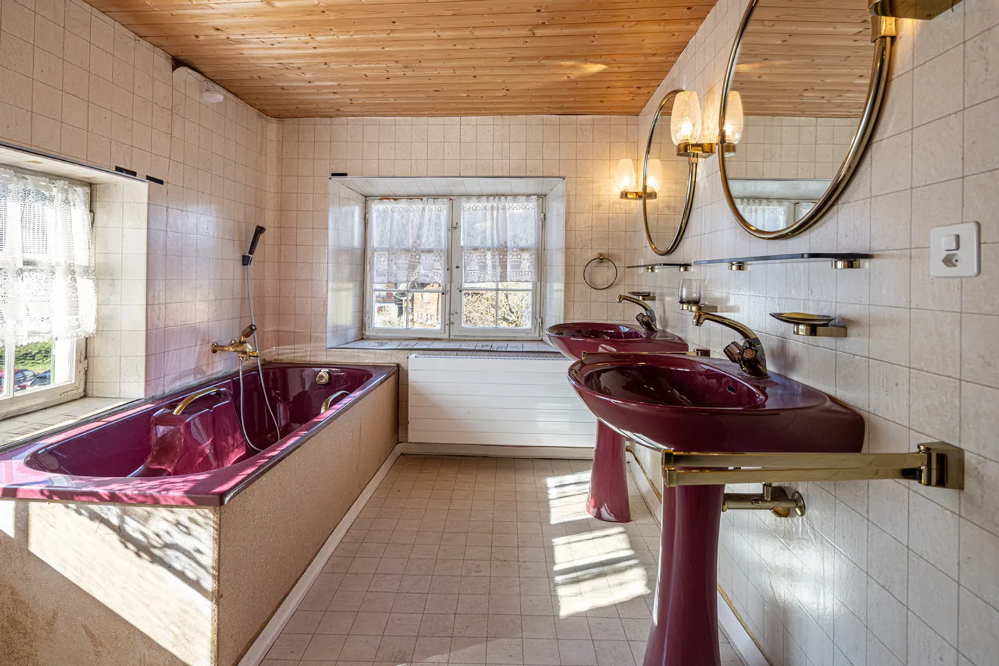 Majestic and generous in a sunny location - Photo 10 of 13