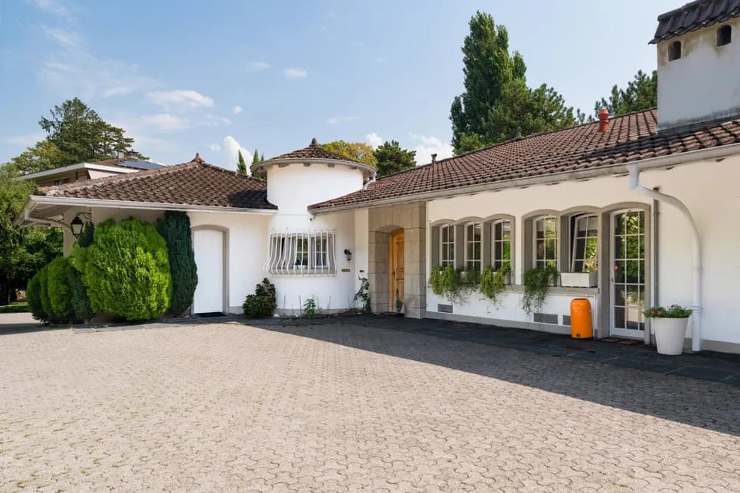 Exceptional Semi-Detached Villa with Panoramic Views of Lake Geneva and the Alps - Photo 12 of 13