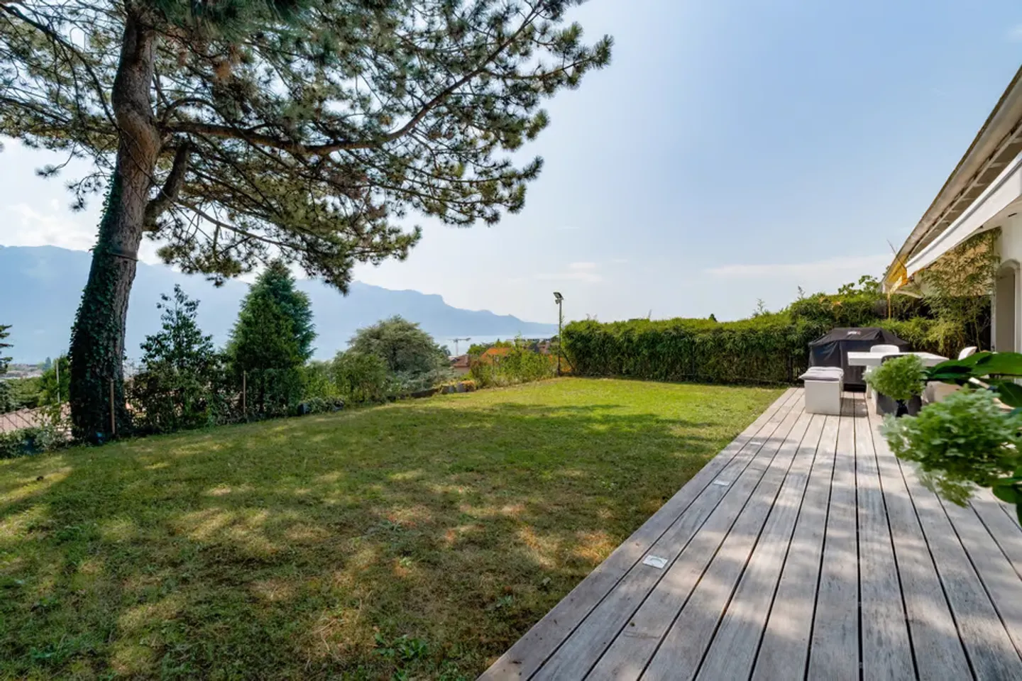 Exceptional Semi-Detached Villa with Panoramic Views of Lake Geneva and the Alps - Photo 13 of 13