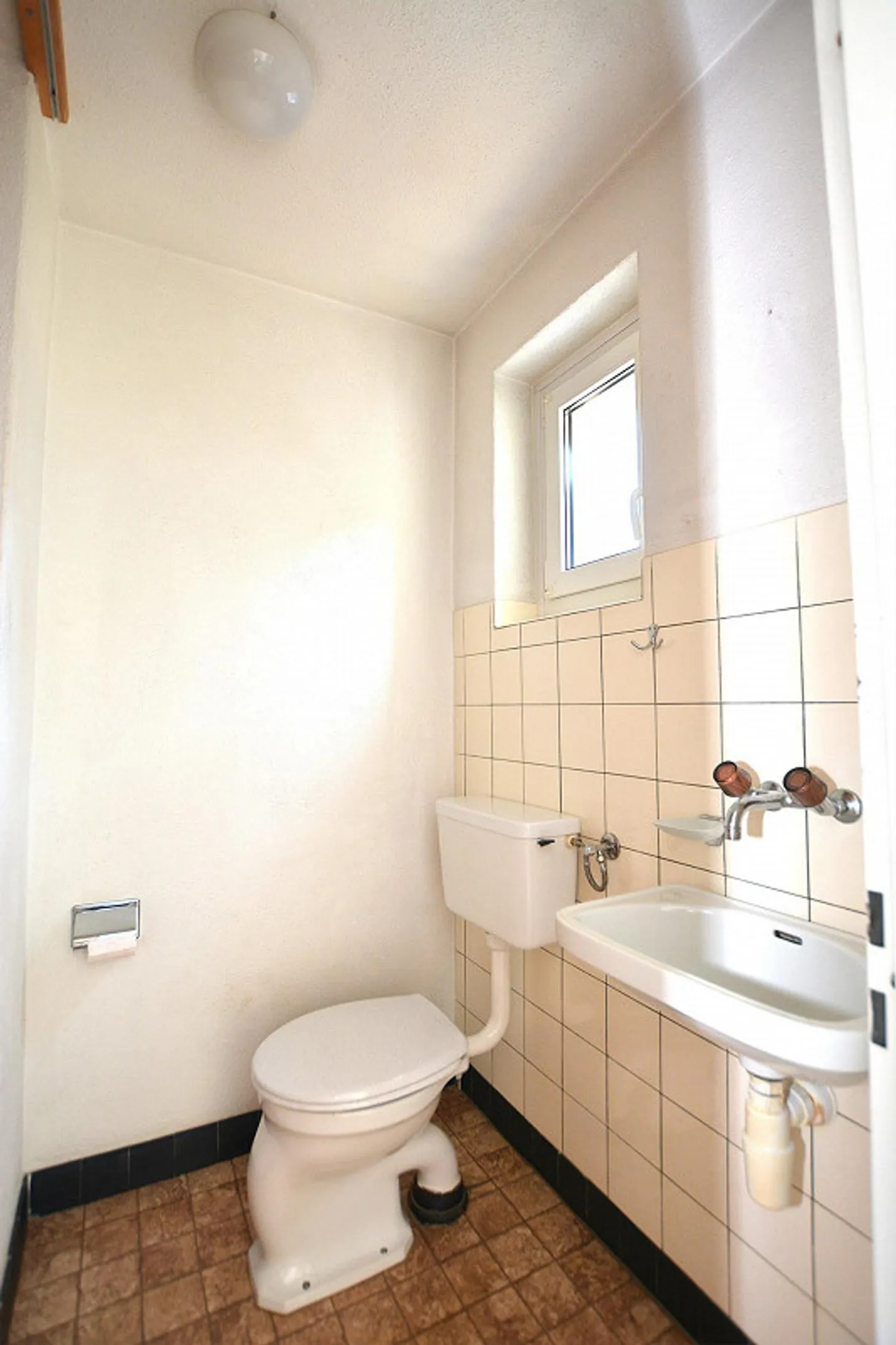 The Ideal Project for Your Ideas – Family-Friendly Single-Family Home with Potential - Photo 3 of 9