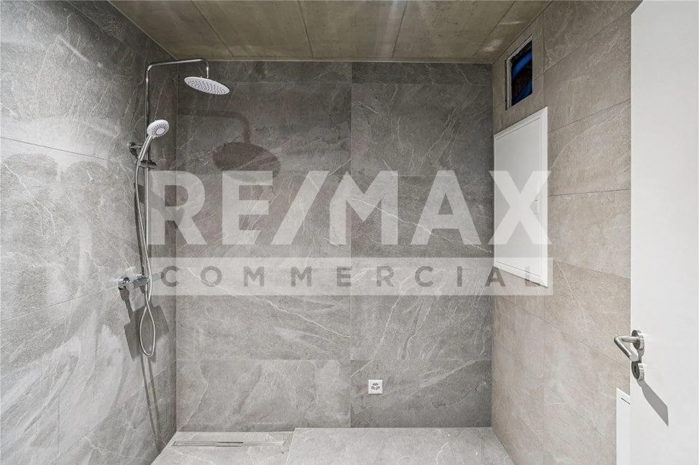 Morat – Funktionaler 230m2 Raum, ideal für Arztpraxen/... - Foto 7 von 10