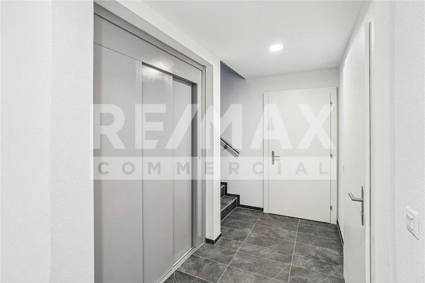 Morat – Funktionaler 230m2 Raum, ideal für Arztpraxen/... - Foto 9 von 10