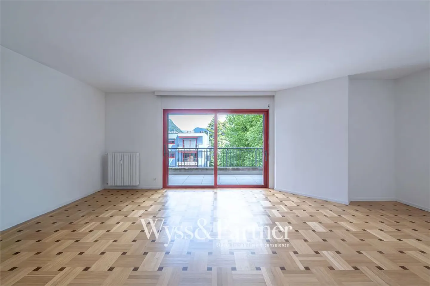 4.5 rooms renovated in Lugano with terrace, 2 bathrooms and parking - Photo 2 of 13