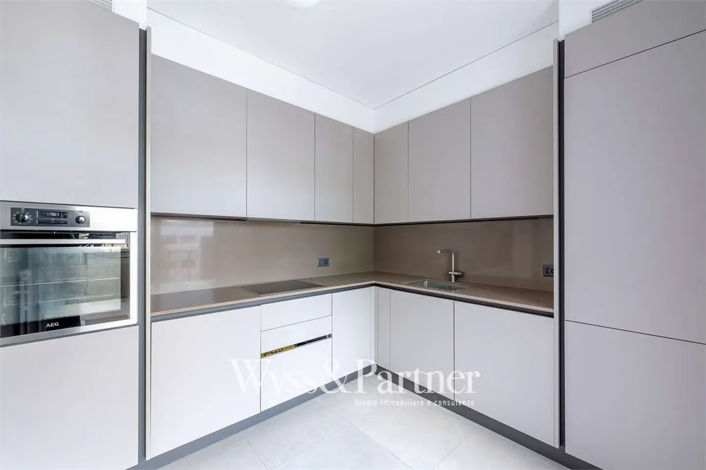 4.5 rooms renovated in Lugano with terrace, 2 bathrooms and parking - Photo 4 of 13