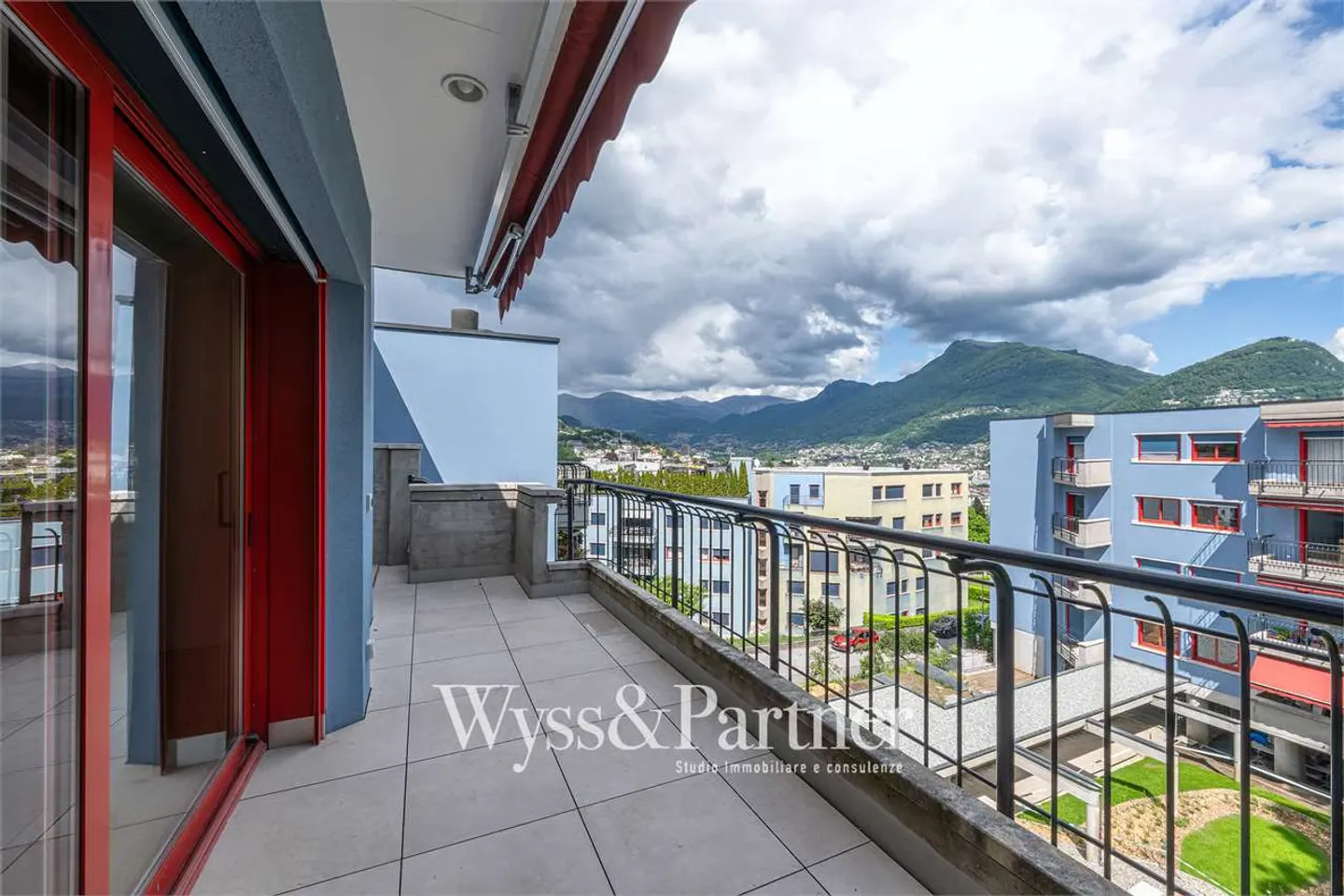 4.5 rooms renovated in Lugano with terrace, 2 bathrooms and parking - Photo 10 of 13