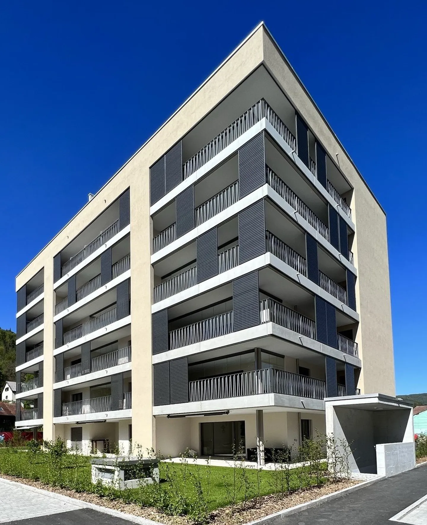 Modern 3-room penthouse with panoramic views in Zwingen - Photo 1 of 20