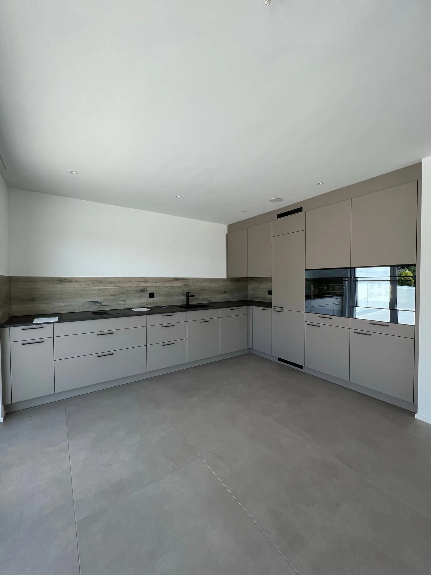 Modern 3-room penthouse with panoramic views in Zwingen - Photo 2 of 20