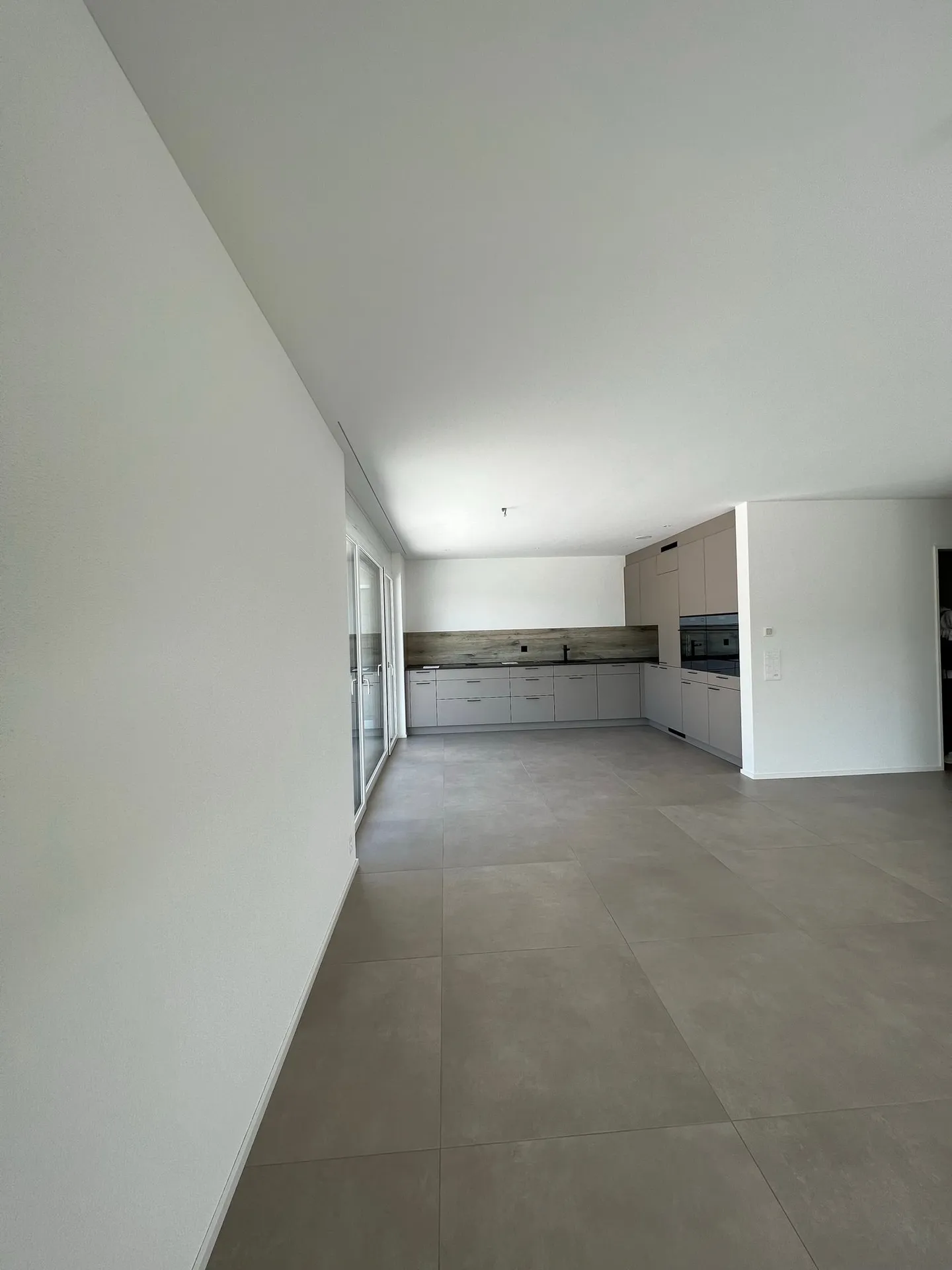 Modern 3-room penthouse with panoramic views in Zwingen - Photo 3 of 20